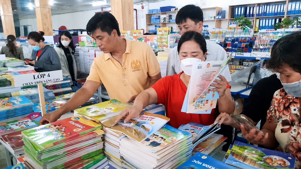 TP.HCM dự kiến miễn phí sách giáo khoa từ năm học 2026-2027, giúp giảm gánh nặng chi phí cho học sinh và phụ huynh.