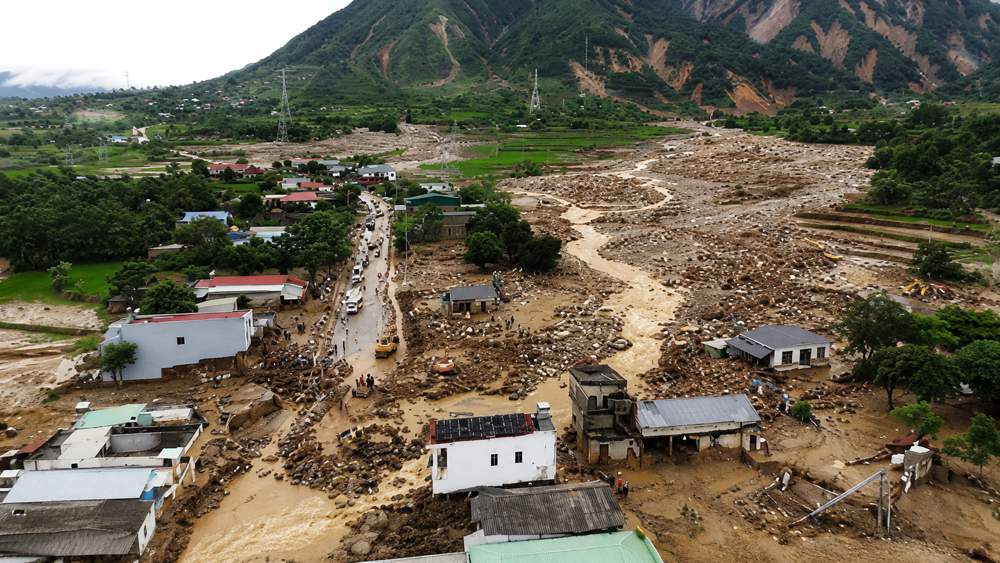 Hình ảnh thật lòng nơi rốn lũ: Nhiều ngôi nhà dọc Quốc lộ 32 bị cuốn trôi, người dân đối mặt thiệt hại nặng nề sau thiên tai.