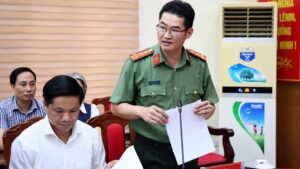 Hình ảnh một cán bộ công an phát biểu tại cuộc họp, minh họa không khí làm việc và trao đổi trong hội nghị.