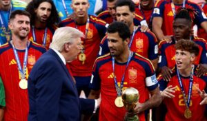 Tổng thống Trump trao cúp vô địch World Cup cho đội tuyển Tây Ban Nha sau trận chung kết, thu hút sự chú ý của người hâm mộ toàn cầu.