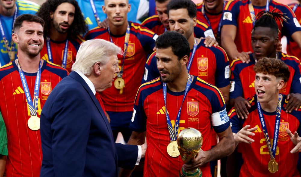 Tổng thống Trump trao cúp vô địch World Cup cho đội tuyển Tây Ban Nha sau trận chung kết, thu hút sự chú ý của người hâm mộ toàn cầu.