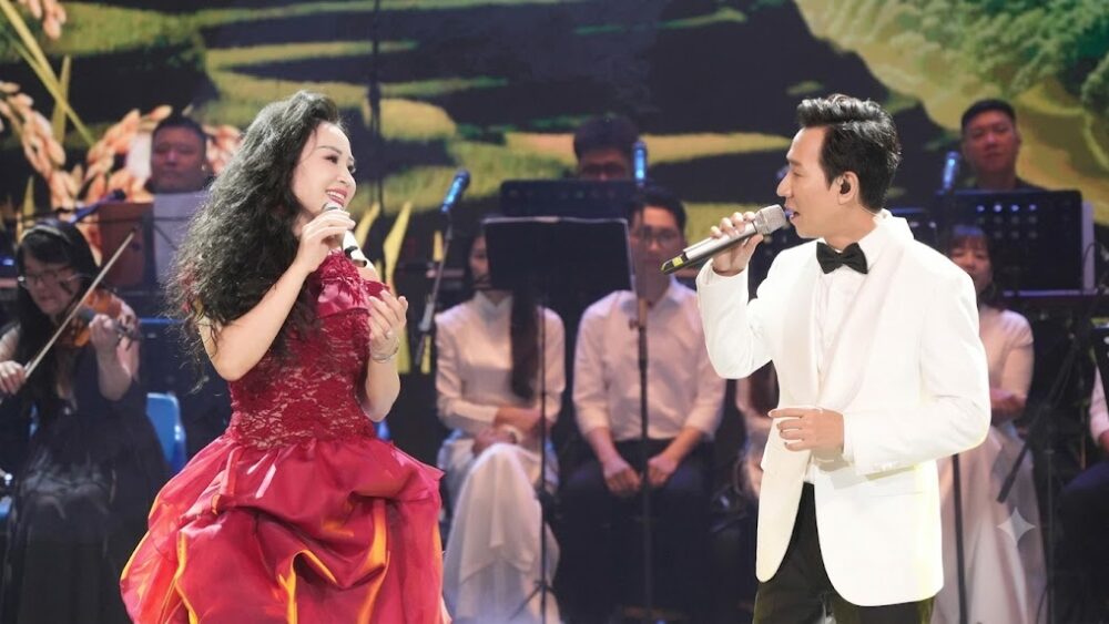 NSND Quang Thọ và học trò Khánh Ly mang đến những tiết mục giàu cảm xúc trong đêm nhạc kỷ niệm 20 năm ca hát của nữ ca sĩ.