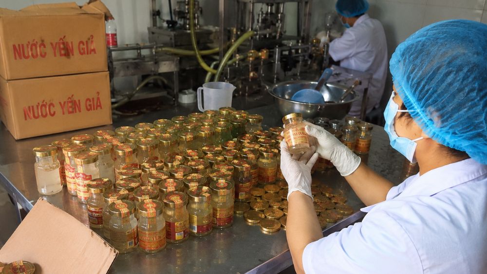 Danh sách 27 sản phẩm nước yến giả bị phát hiện, công an khuyến cáo người dân ngừng sử dụng để tránh rủi ro và bảo vệ sức khỏe.