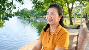 Cô giáo Trần Thị Yên chia sẻ những suy ngẫm về cuộc sống và nghề giáo qua những khoảnh khắc bình yên bên hồ.