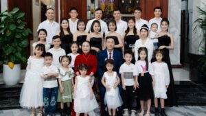 4 anh em ruột ở Nghệ An xây nhà chung sân, chung cổng, cùng vun đắp cuộc sống hòa thuận, gắn kết nhiều thế hệ trong gia đình.