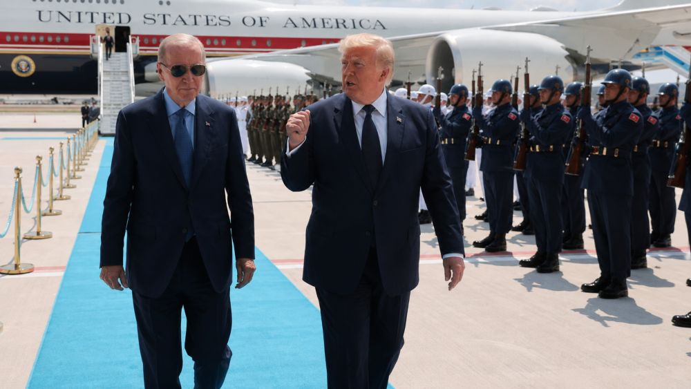 Vì sao Tổng thống Trump đổi chuyên cơ trên đường về nước sau hội nghị NATO? Diễn biến và lý do đằng sau quyết định gây chú ý