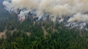 Canada điều máy bay sơ tán người dân giữa cháy rừng tại British Columbia khi khói lửa lan rộng, cập nhật diễn biến mới nhất.