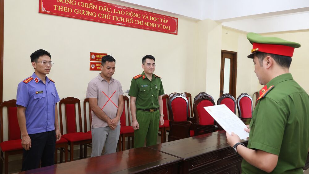 Khởi tố người đàn ông làm giả 16.000 sản phẩm thời trang, phân phối cho hơn 20 cửa hàng. Xem diễn biến vụ án và thông tin điều tra mới nhất.