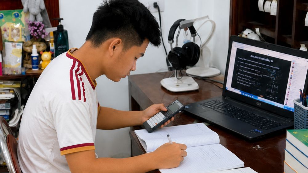 Á khoa khối A Nghệ An Trương Bảo Nam chia sẻ phương pháp tự học hiệu quả, kết hợp AI như ChatGPT và Gemini để nâng cao tư duy.