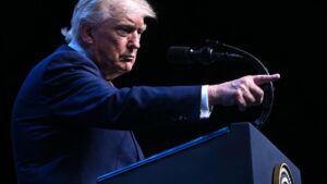 Vì sao Tổng thống Trump khôi phục tấn công Iran quy mô lớn? Hai nguyên nhân chính liên quan eo biển Hormuz và đàm phán hạt nhân.