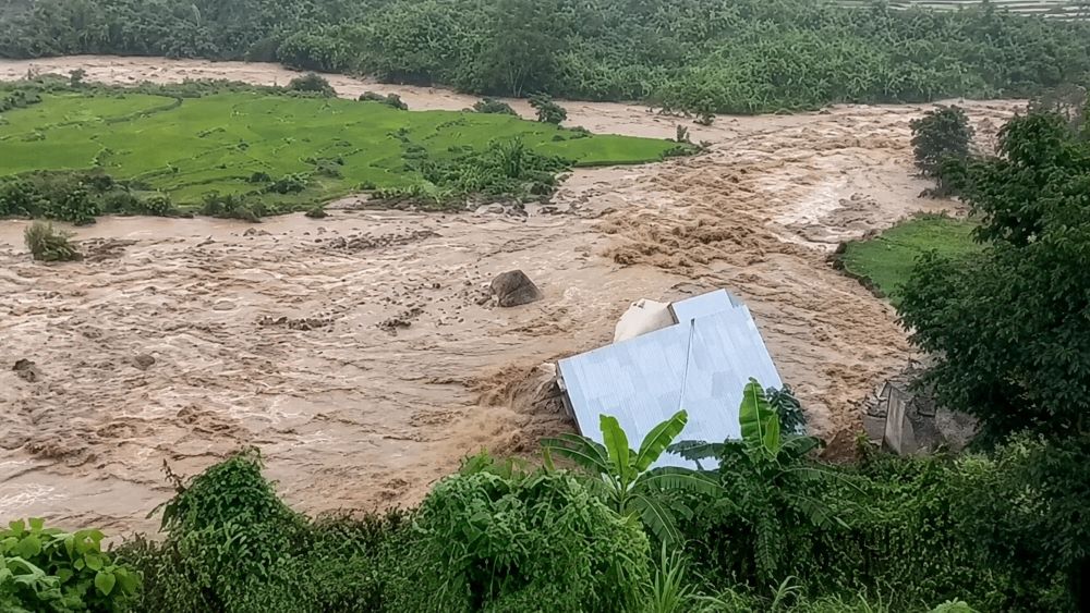 Người đàn ông kể lại khoảnh khắc đưa vợ và 4 con rời nhà trong đêm trước khi lũ quét cuốn sập căn nhà ở Lai Châu.