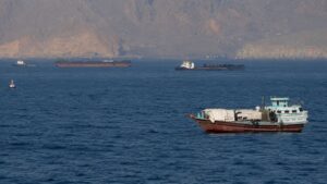 Iran tuyên bố đóng cửa eo biển Hormuz và bắn cảnh cáo tàu đi sai luồng, làm gia tăng căng thẳng tại tuyến hàng hải chiến lược.