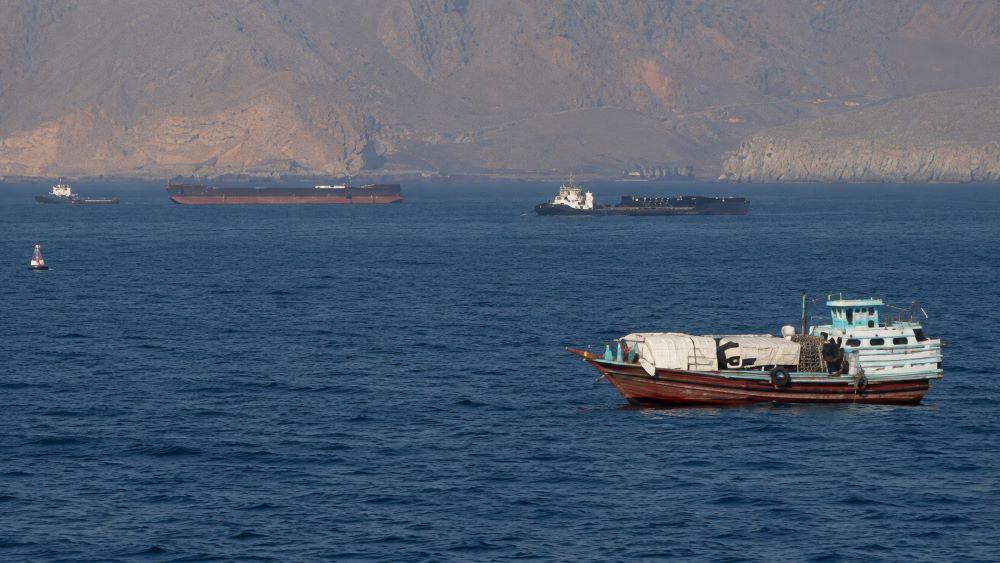 Iran tuyên bố đóng cửa eo biển Hormuz và bắn cảnh cáo tàu đi sai luồng, làm gia tăng căng thẳng tại tuyến hàng hải chiến lược.