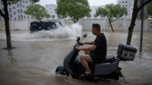 Bão Bavi gây mưa lớn, ngập lụt nghiêm trọng tại Chiết Giang, Trung Quốc, cuốn trôi ô tô và làm tê liệt nhiều tuyến đường.