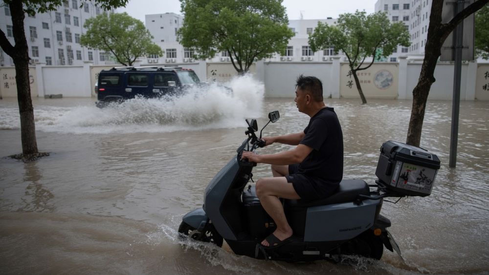 Bão Bavi gây mưa lớn, ngập lụt nghiêm trọng tại Chiết Giang, Trung Quốc, cuốn trôi ô tô và làm tê liệt nhiều tuyến đường.