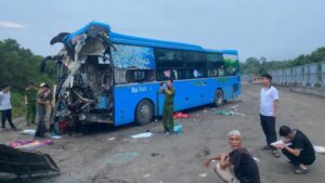 Xe khách tông xe tải trên cao tốc Nội Bài - Lào Cai khiến tài xế tử vong, 5 người bị thương. Nguyên nhân vụ tai nạn đang được điều tra