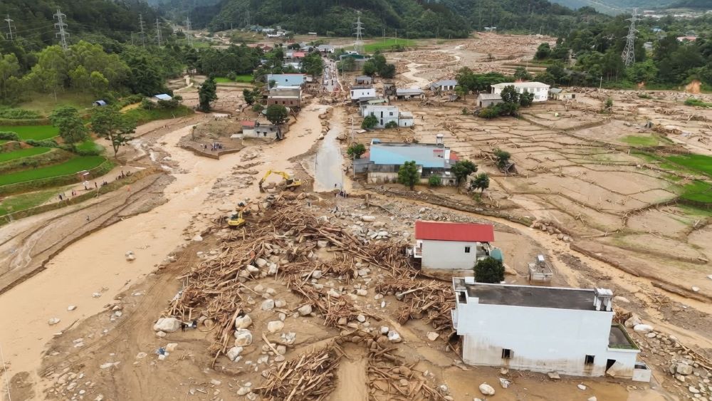 Lũ lịch sử tại xã Mường Than gây sạt lở nghiêm trọng, nhiều quả đồi xuất hiện vết nứt lớn, tiềm ẩn nguy cơ mất an toàn.