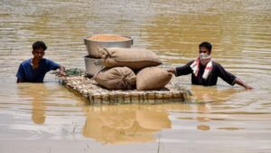 Lũ lụt nghiêm trọng tại bang Assam khiến người dân gặp nhiều khó khăn, phải vận chuyển lương thực bằng bè qua vùng ngập nước.