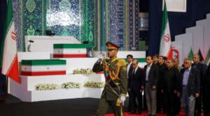 Linh cữu cố Lãnh tụ Tối cao Iran được quàn tại Tehran trước lễ quốc tang lịch sử, thu hút sự quan tâm của dư luận quốc tế.