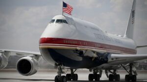 Tổng thống Trump bất ngờ quyết định đổi sang chuyên cơ Không lực Một cũ khi rời Thổ Nhĩ Kỳ. Tìm hiểu ngay lý do đằng sau quyết định bất ngờ này!