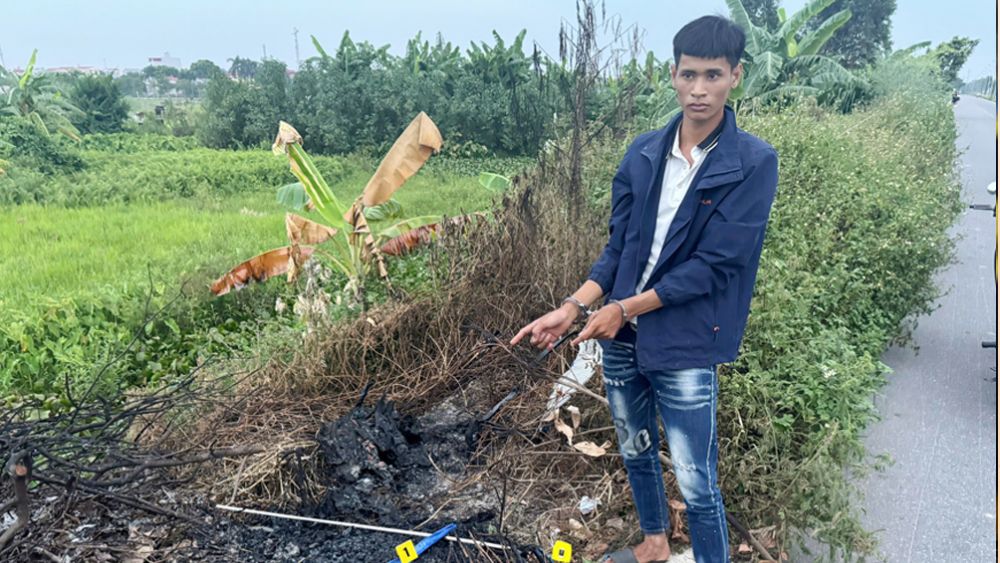 Công an mật phục bắt Nguyễn Văn Anh khi đối tượng mang theo dụng cụ nghi dùng để trộm cắp, vụ việc đang được tiếp tục điều tra.