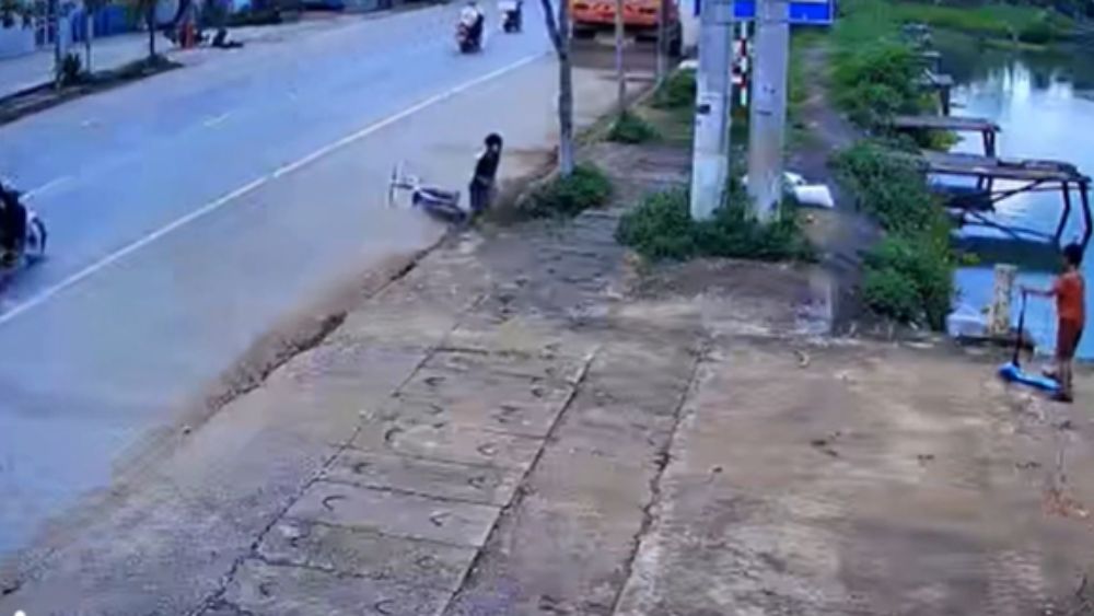 Bé trai 11 tuổi nhanh trí cứu em 5 tuổi gặp nạn dưới hồ sâu. Xem diễn biến vụ việc và bài học về kỹ năng phòng chống đuối nước.