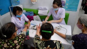 Cô đơn ở tuổi già làm tăng nguy cơ mắc bệnh thể chất và tinh thần. Tìm hiểu nguyên nhân và cách giảm tác động đến sức khỏe.