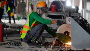 Thiếu lao động tay nghề trong ngành xây dựng ngày càng nghiêm trọng, trong khi nhiều cử nhân vẫn khó tìm việc. Xem nguyên nhân và giải pháp.