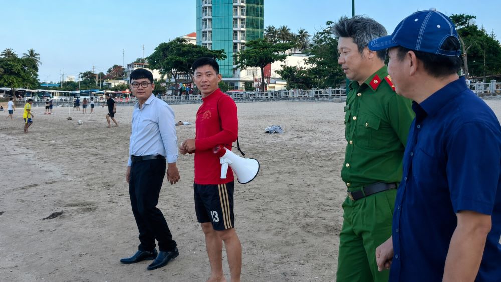 Công an làm việc với nhóm người bẻ nhặt san hô ở bãi biển Hòn Chồng, làm rõ vụ việc gây ảnh hưởng môi trường biển. Xem diễn biến mới nhất.