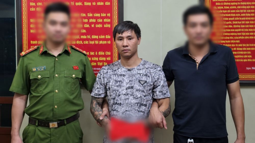 Bắt giữ đối tượng truy nã đặc biệt nguy hiểm Nguyễn Thế Khang tại Hải Phòng, vụ việc được Công an phường Thiên Hương xử lý theo quy định.