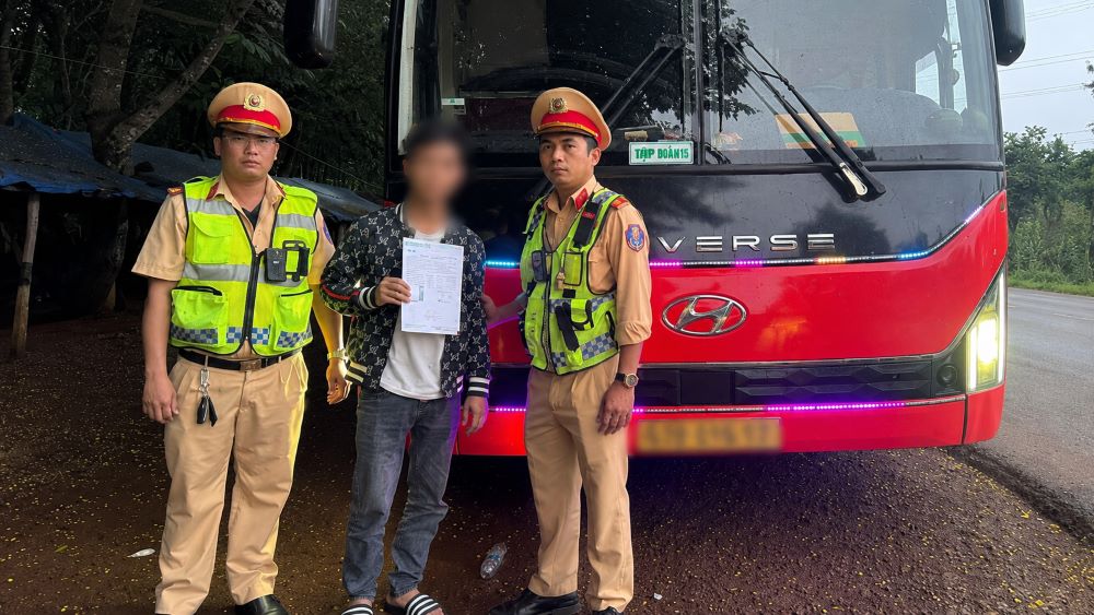 Tài xế xe khách dương tính ma túy bị phát hiện chạy 134 km/h tại Đắk Lắk. Vụ việc gióng lên cảnh báo về an toàn giao thông.