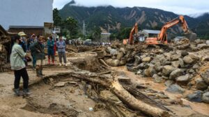Hàng trăm chiến sĩ cùng 10 máy xúc khẩn trương tìm kiếm 4 người mất tích sau lũ, nỗ lực vượt khó tại hiện trường. Đọc ngay diễn biến mới nhất.
