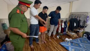 Khám xét nhà ca sĩ Tăng Nhật Tuệ sau khi bị bắt vì ma túy, lực lượng công an thu giữ tang vật phục vụ điều tra. Tìm hiểu diễn biến vụ việc.