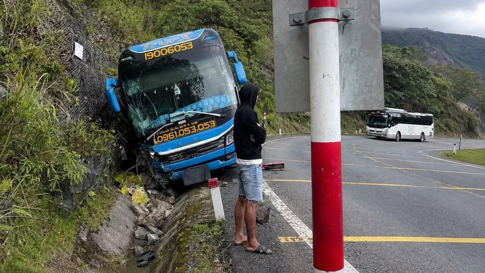 Tai nạn xe khách trên đường Nha Trang - Đà Lạt khiến 5 người bị thương sau khi xe lao vào vách núi trên đèo Khánh Lê. Xem diễn biến vụ việc.