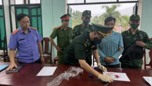 Bắt giữ đối tượng tàng trữ trái phép ma túy tổng hợp, lực lượng chức năng thu giữ tang vật để điều tra, xử lý theo quy định.