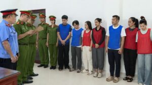 Triệt phá đường dây buôn lậu hơn 28.000 viên kim cương, doanh thu 280 tỉ đồng; nhiều bị can bị khởi tố để điều tra.