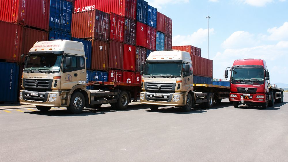 Phó Thủ tướng yêu cầu giảm giá cước vận tải khi giá xăng dầu giảm, bảo đảm chi phí vận chuyển phản ánh đúng biến động thị trường. Tiêu đề: