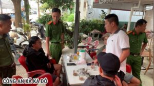 Công an xã Ka Đô kiểm tra quán cà phê Chợt Nhớ, phát hiện giao dịch liên quan 149 triệu đồng, mời 12 người lên làm việc.