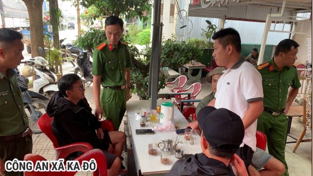 Công an xã Ka Đô kiểm tra quán cà phê Chợt Nhớ, phát hiện giao dịch liên quan 149 triệu đồng, mời 12 người lên làm việc.
