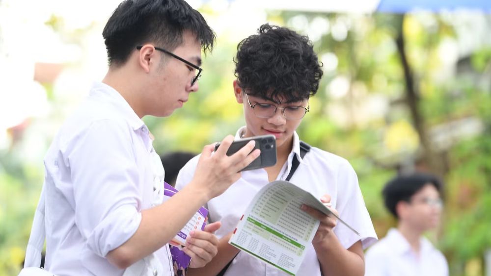 Kỳ thi tốt nghiệp THPT 2 trong 1 gây nhiều băn khoăn. Bài viết phân tích ý kiến về việc có nên tiếp tục duy trì mô hình này.