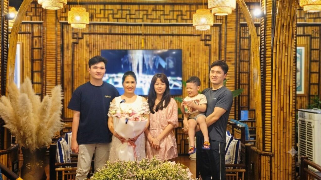 Bà Lê Thị Minh Khuyên chụp ảnh cùng các thành viên trong gia đình, khép lại câu chuyện về hành trình vượt qua biến cố và gìn giữ cuộc sống đời thường.