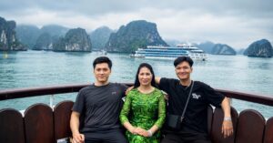 Bà Lê Thị Minh Khuyên cùng hai con lưu lại khoảnh khắc trên vịnh Hạ Long, mở đầu câu chuyện về hành trình hồi sinh sau nhiều năm vượt qua bệnh tật và biến cố cuộc sống.