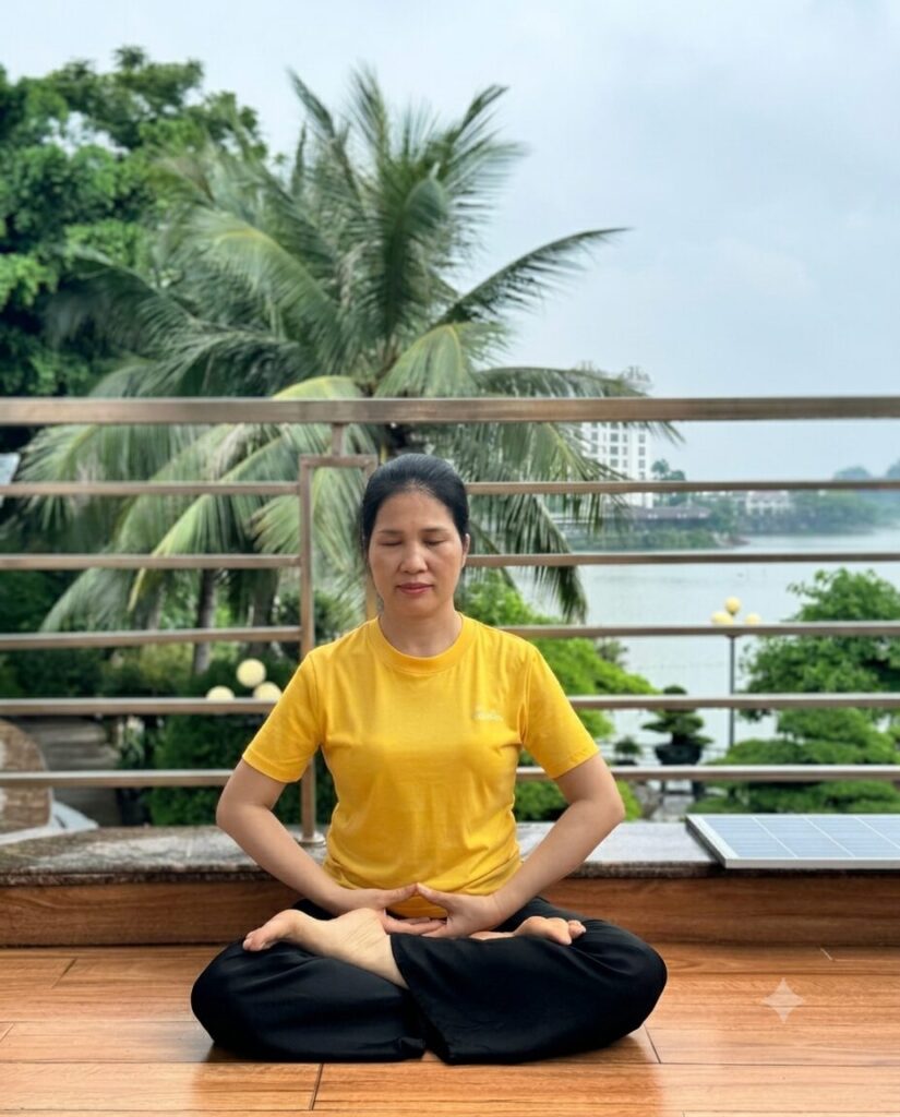 Bà Lê Thị Minh Khuyên luyện công vào buổi sáng, một phần trong sinh hoạt hằng ngày được nhắc đến trong hành trình thay đổi cuộc sống của bà.