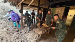 Mưa lũ, sạt lở diện rộng khiến nhiều khu vực ở Lào Cai bị tàn phá, lực lượng chức năng khẩn trương hỗ trợ người dân khắc phục hậu quả.