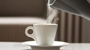 Cô gái 20 tuổi mắc ung thư dạ dày, bác sĩ cảnh báo thói quen uống nước quá nóng có thể làm tổn thương niêm mạc và đẩy nhanh diễn biến bệnh.