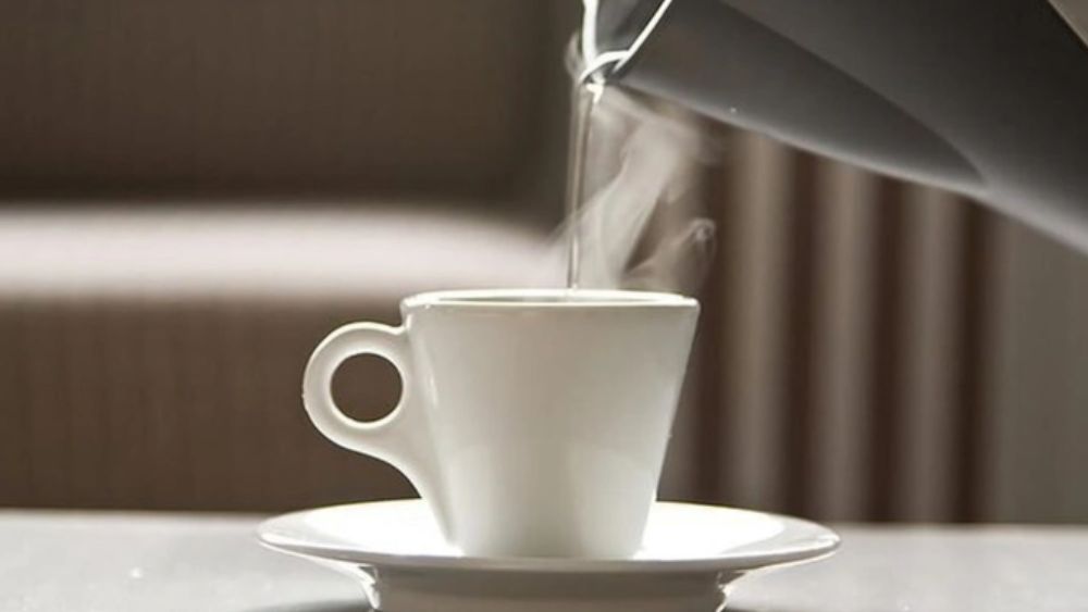 Cô gái 20 tuổi mắc ung thư dạ dày, bác sĩ cảnh báo thói quen uống nước quá nóng có thể làm tổn thương niêm mạc và đẩy nhanh diễn biến bệnh.