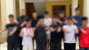 Công an ngăn chặn hai nhóm thanh thiếu niên mang hung khí giải quyết mâu thuẫn, triệu tập các trường hợp liên quan để điều tra, xử lý.