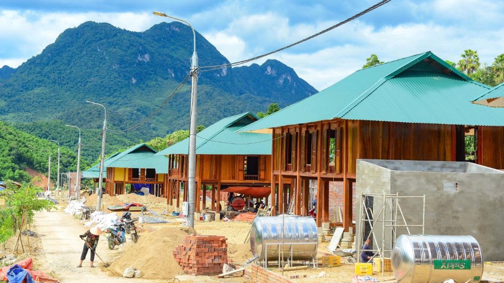 Khu tái định cư Mường Mìn với những ngôi nhà sàn mới giúp người dân vùng sạt lở ổn định cuộc sống, an cư trên miền đất an toàn.