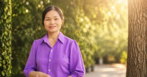 Chân dung nữ hộ sinh Nguyễn Thị Minh tại Vĩnh Yên, mở đầu câu chuyện về hành trình buông bỏ oán hận, tìm lại sự bình yên sau nhiều năm gắn bó với nghề.