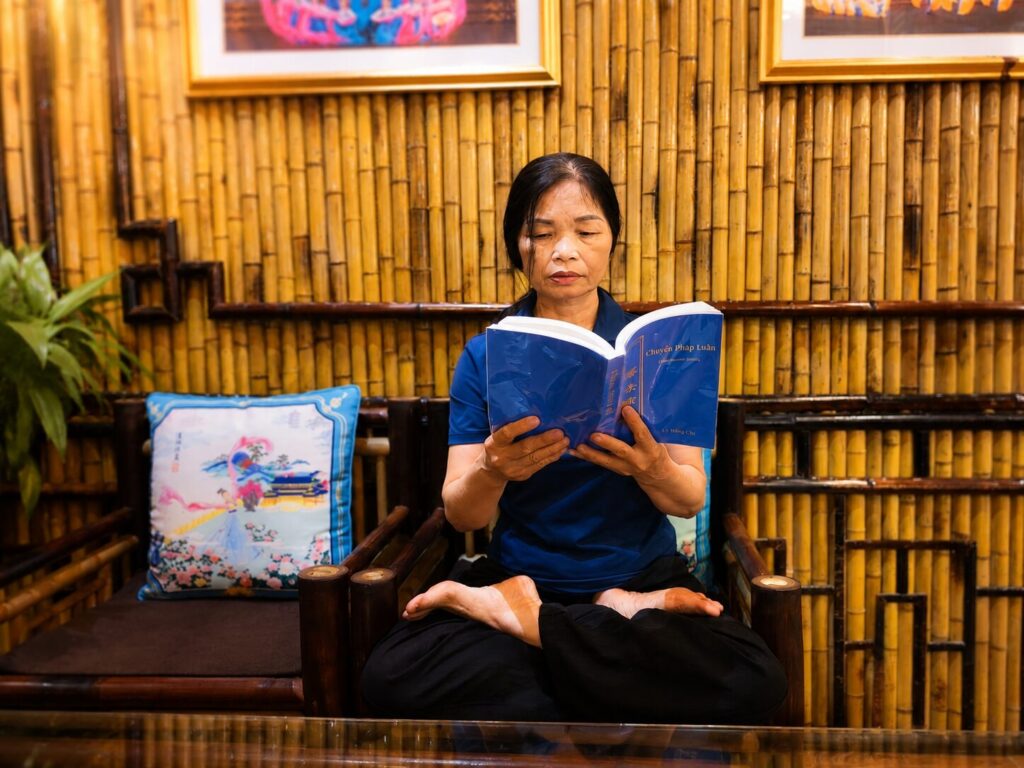 Nguyễn Thị Minh đọc sách Chuyển Pháp Luân tại Vĩnh Yên, hoạt động gắn với giai đoạn thay đổi nhận thức và cuộc sống được nhắc đến trong bài viết.